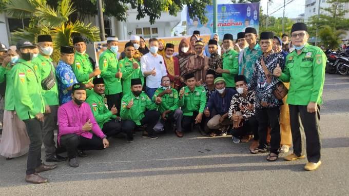 Bupati Rohil Bagikan Takjil ke Pengendara Becak